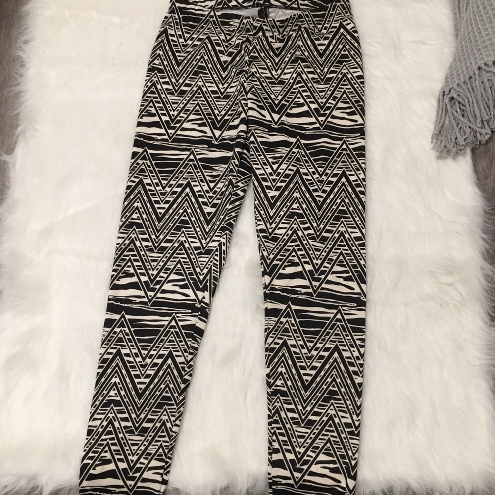 B Jewel Black Zigzag Patterned Yoga Leggings